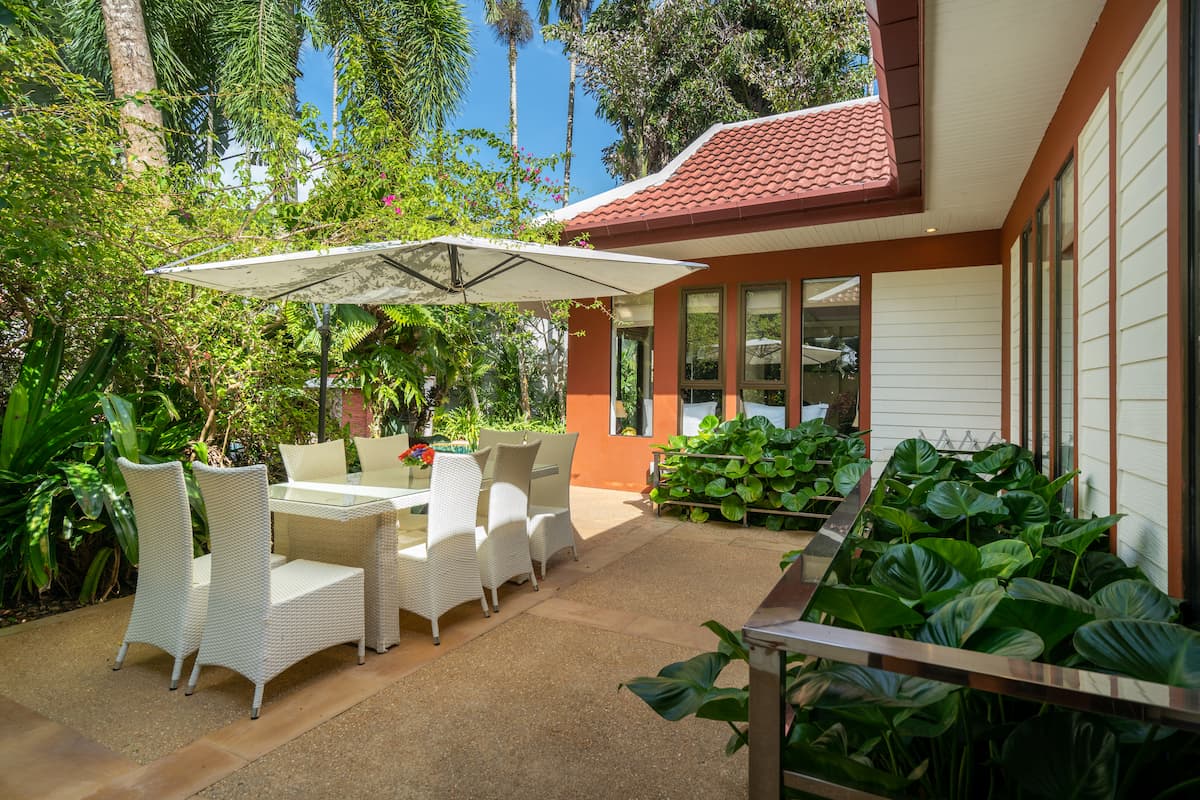 Desain Taman Belakang Rumah dengan Dining Area Berpayung